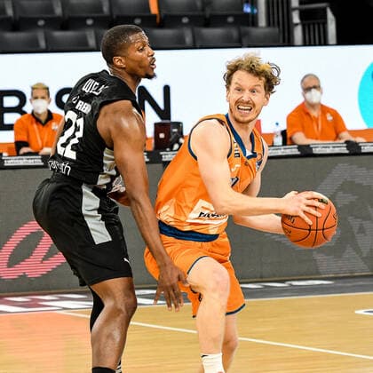 GER, BBL, ratiopharm ulm vs medi Bayreuth 16.01.2022, ratiopharm arena, Neu-Ulm, GER, BBL, ratiopharm ulm vs medi Bayreuth, im Bild Cameron Wells (Bayreuth, 22), Per Günther Guenther (Ulm, 6)