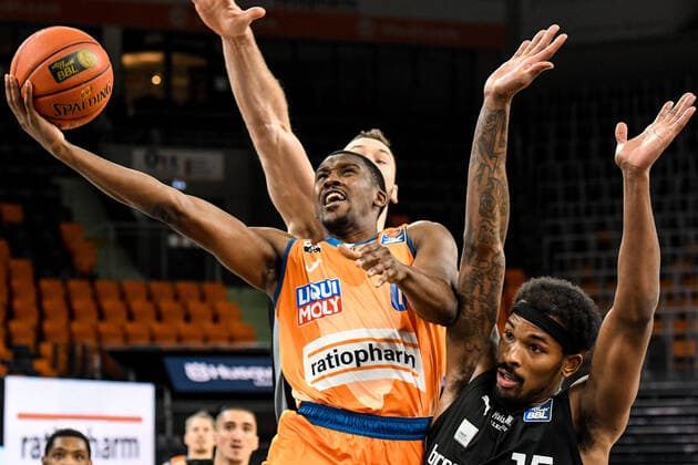 GER, BBL, ratiopharm ulm vs medi Bayreuth 16.01.2022, ratiopharm arena, Neu-Ulm, GER, BBL, ratiopharm ulm vs medi Bayreuth, im Bild Martynas Sajus (Bayreuth, 19) und Terry Allen (Bayreuth, 15) können Semaj Christon (Ulm, 0) nicht stoppen