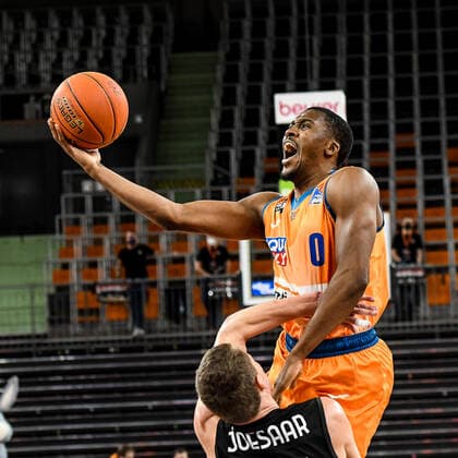 GER, BBL, ratiopharm ulm vs medi Bayreuth 16.01.2022, ratiopharm arena, Neu-Ulm, GER, BBL, ratiopharm ulm vs medi Bayreuth, im Bild Semaj Christon (Ulm, 0) setzt sich gegen Janari Joesaar (Bayreuth, 21) durch