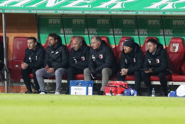 l-r: Co-Tainer Tobias Zellner (FC Augsburg), Chef-Trainer Markus Weinzierl (FC Augsburg), Co-Tainer Reiner Maurer (FC Augsburg), Co-Tainer Jonas Scheuermann (FC Augsburg), Torwarttrainer Kristian Barbuscak (FC Augsburg), FC Augsburg vs. Eintracht Frankfurt, 1. Bundesliga, 19. Spieltag, 16.01.2022 DFB regulations prohibit any use of photographs as image sequences and or quasi-video Augsburg Bayern Deutschland