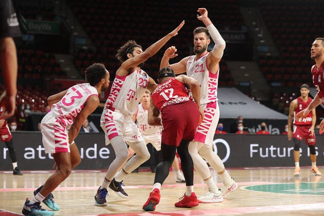 Jeremy Morgan (Telekom Baskets Bonn, 20) und Leon Kratzer (Telekom Baskets Bonn, 21) blocken Jason George (Bayern Basketball, 12) GER, FC Bayern Basketball vs. Telekom Baskets Bonn, 1. Bundesliga, Saison 2021 2022, 16.01.2022, GER, FC Bayern Basketball vs. Telekom Baskets Bonnl, 1. Bundesliga, Saison 2021 2022, 16.01.2022, Muenchen Copyright: xEIBNER MarcelxEngelbrechtx EP_EER