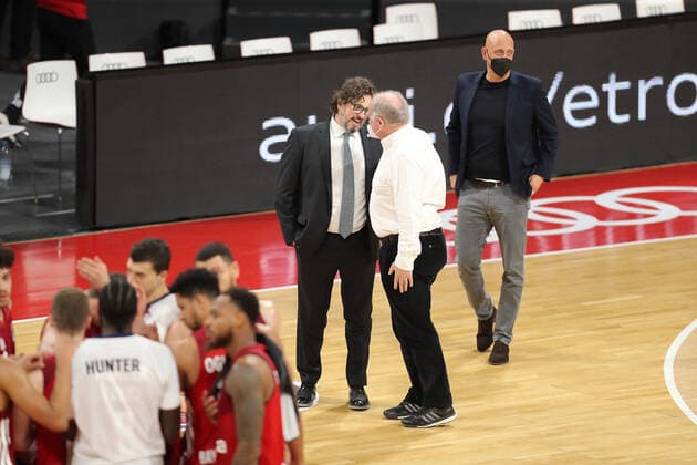 Andrea Trinchieri (Bayern Basketball, Chef-Trainer) und Ehrenpraesident Uli Hoeneß im Gespraech. GER, FC Bayern Basketball vs. Telekom Baskets Bonn, 1. Bundesliga, Saison 2021 2022, 16.01.2022, GER, FC Bayern Basketball vs. Telekom Baskets Bonnl, 1. Bundesliga, Saison 2021 2022, 16.01.2022, Muenchen Copyright: xEIBNER MarcelxEngelbrechtx EP_EER