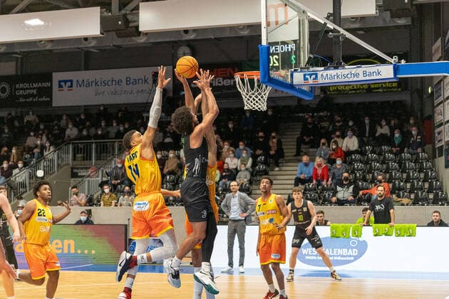 Tyler Cheese (TEAM Ehingen Urspring, 04) versenkt den Ball sicher im Netz von Phoenix Hagen, Phoenix Hagen vs. TEAM Ehingen Urspring, BARMER 2. Basketball Bundesliga, 20. Spieltag, Saison 2021 2022, 15.01.2022 Phoenix Hagen vs. TEAM Ehingen Urspring, BARMER 2. Basketball Bundesliga, 20. Spieltag, Saison 2021 2022, 15.01.2022 Hagen Copyright: xFabianxFriesex xEibner-Pressefotx EP_FFE