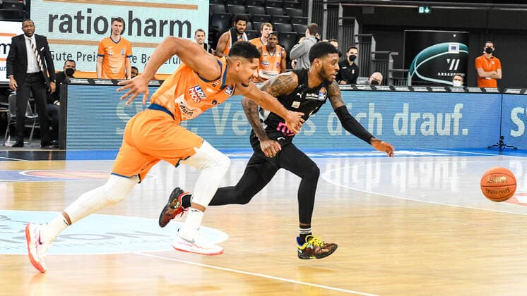 GER, BBL, ratiopharm ulm vs medi Bayreuth 16.01.2022, ratiopharm arena, Neu-Ulm, GER, BBL, ratiopharm ulm vs medi Bayreuth, im Bild Sacar Anim (Bayreuth, 2) setzt sich gegen Karim Jallow (Ulm, 35) durch