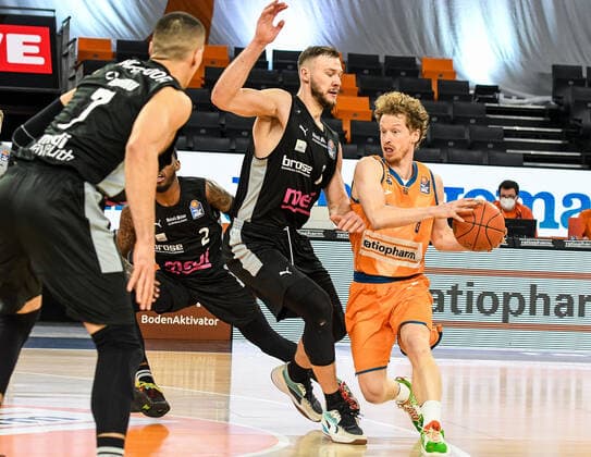 GER, BBL, ratiopharm ulm vs medi Bayreuth 16.01.2022, ratiopharm arena, Neu-Ulm, GER, BBL, ratiopharm ulm vs medi Bayreuth, im Bild Martynas Sajus (Bayreuth, 19), Per Günther Guenther (Ulm, 6)