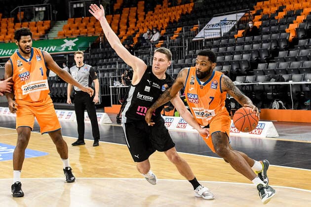 GER, BBL, ratiopharm ulm vs medi Bayreuth 16.01.2022, ratiopharm arena, Neu-Ulm, GER, BBL, ratiopharm ulm vs medi Bayreuth, im Bild Cristiano Felicio (Ulm, 1), Sindarius Thornwell (Ulm, 7) setzt sich gegen Janari Joesaar (Bayreuth, 21) durch