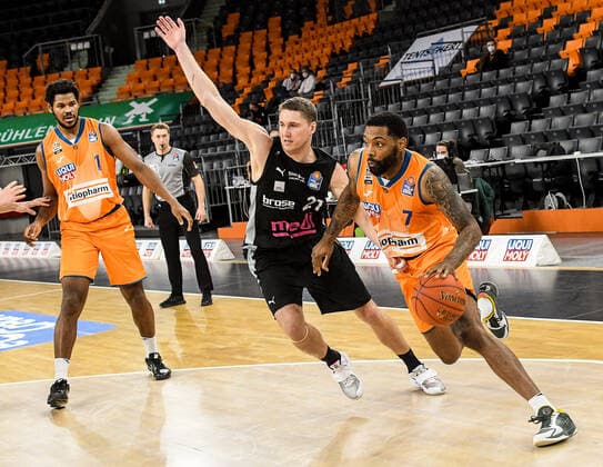 GER, BBL, ratiopharm ulm vs medi Bayreuth 16.01.2022, ratiopharm arena, Neu-Ulm, GER, BBL, ratiopharm ulm vs medi Bayreuth, im Bild Cristiano Felicio (Ulm, 1), Sindarius Thornwell (Ulm, 7) setzt sich gegen Janari Joesaar (Bayreuth, 21) durch