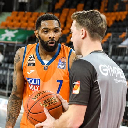 GER, BBL, ratiopharm ulm vs medi Bayreuth 16.01.2022, ratiopharm arena, Neu-Ulm, GER, BBL, ratiopharm ulm vs medi Bayreuth, im Bild Sindarius Thornwell (Ulm, 7) ist mit einer Schiedsrichterentscheidung nicht einverstanden