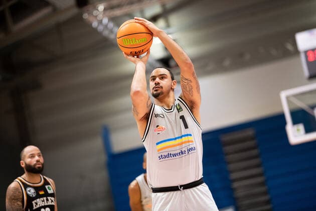 BARMER 2. Basketball Bundesliga Saison 2021 2022 Spieltag 20 am 16.01.22 Medipolis SC Jena vs Itzehoe Eagles Davonte Lacy (Jena) beim Wurf, Portrait Sparkassen Arena
