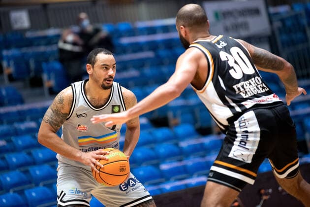 BARMER 2. Basketball Bundesliga Saison 2021 2022 Spieltag 20 am 16.01.22 Medipolis SC Jena vs Itzehoe Eagles v.li. Davonte Lacy (Jena) am Ball gegen Filmore Beck (Itzhoe) Sparkassen Arena