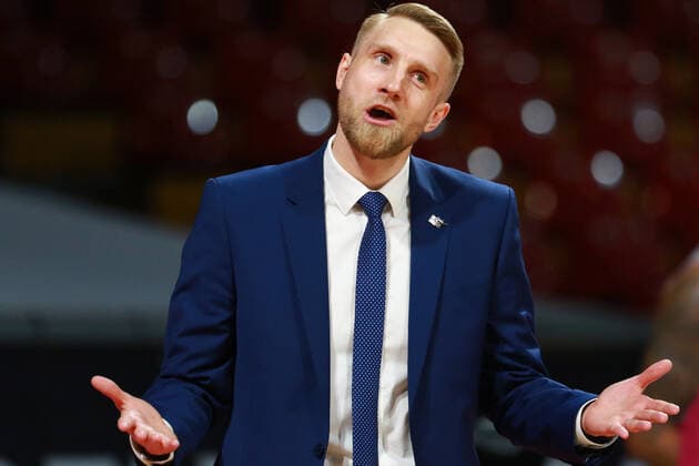 Trainer Tuomas Iisalo (Bonn) gestikuliert Basketball BBL FC Bayern München - Telekom Baskets Bonn im Audi Dome am 16.01.2022 FOTO: Mladen Lackovic LakoPress