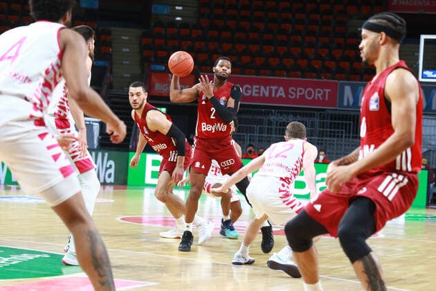 2 Corey Walden (FCBB) gegen 12 Skyler Bowlin (Bonn) Basketball BBL FC Bayern München - Telekom Baskets Bonn im Audi Dome am 16.01.2022 FOTO: Mladen Lackovic LakoPress