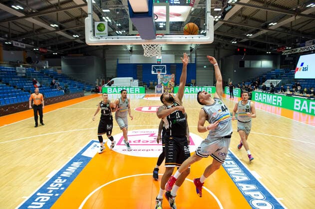 BARMER 2. Basketball Bundesliga Saison 2021 2022 Spieltag 20 am 16.01.22 Medipolis SC Jena vs Itzehoe Eagles v.re. Vuk Radojicic (Jena) beim Korbleger Yasin Kolo (Itzehoe) Sparkassen Arena