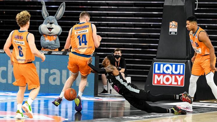 GER, BBL, ratiopharm ulm vs medi Bayreuth 16.01.2022, ratiopharm arena, Neu-Ulm, GER, BBL, ratiopharm ulm vs medi Bayreuth, im Bild Sacar Anim (Bayreuth, 2) rutscht aus und verliert den Ball, Per Günther Guenther (Ulm, 6), Philipp Herkenhoff (Ulm, 14), Karim Jallow (Ulm, 35)