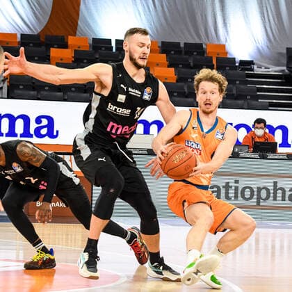 GER, BBL, ratiopharm ulm vs medi Bayreuth 16.01.2022, ratiopharm arena, Neu-Ulm, GER, BBL, ratiopharm ulm vs medi Bayreuth, im Bild Martynas Sajus (Bayreuth, 19), Per Günther Guenther (Ulm, 6)