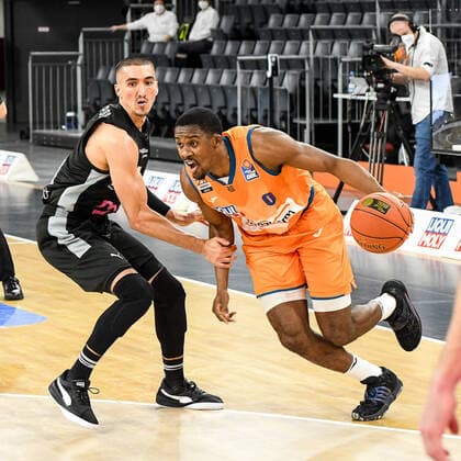 GER, BBL, ratiopharm ulm vs medi Bayreuth 16.01.2022, ratiopharm arena, Neu-Ulm, GER, BBL, ratiopharm ulm vs medi Bayreuth, im Bild Philip Jalalpoor (Bayreuth, 7), Semaj Christon (Ulm, 0)