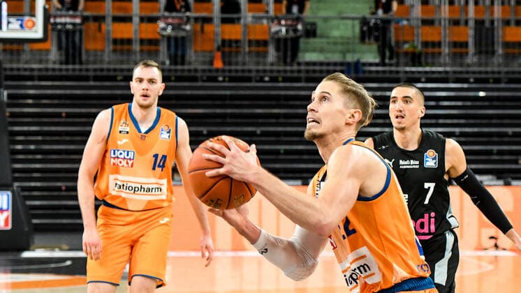 GER, BBL, ratiopharm ulm vs medi Bayreuth 16.01.2022, ratiopharm arena, Neu-Ulm, GER, BBL, ratiopharm ulm vs medi Bayreuth, im Bild Thomas Klepeisz (Ulm, 22)