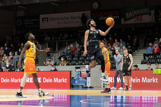Tyler Cheese (TEAM Ehingen Urspring, 04) mit dem Ball auf dem Weg zum Korb der Hagener Phoenix, verfolgt von Melkisedek Moreaux (Phoenix Hagen, 23), Phoenix Hagen vs. TEAM Ehingen Urspring, BARMER 2. Basketball Bundesliga, 20. Spieltag, Saison 2021 2022, 15.01.2022 Phoenix Hagen vs. TEAM Ehingen Urspring, BARMER 2. Basketball Bundesliga, 20. Spieltag, Saison 2021 2022, 15.01.2022 Hagen Copyright: xFabianxFriesex xEibner-Pressefotx EP_FFE