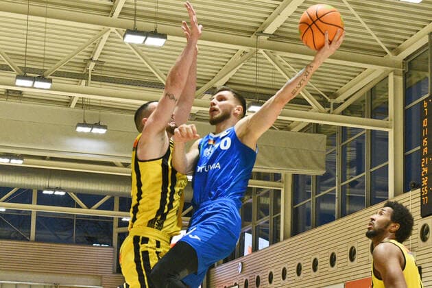 Ferdinand Zylka (PS Karlsruhe Lions 10) gegen Karlo Miksic (VfL Kirchheim Knights 55) VfL Kirchheim Knights vs. PS Karlsruhe Lions Basketball, Maenner, Barmer, 2.Basketball Bundesliga, ProA Hauptrunde , 20.Spieltag, 16.01.2022 Foto:Eibner Tobias Baur VfL Kirchheim Knights vs. PS Karlsruhe Lions Basketball, Barmer, 2. Basketball Bundesliga, 2.BBL, Liga Pro A, 20.Spieltag, 16.01.2022 Kirchheim Teck Copyright: xEibner-Pressefotox EP_TBR