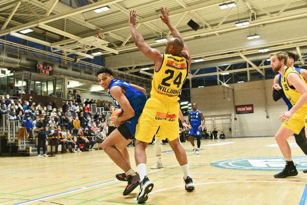 Matthew Moyer (PS Karlsruhe Lions 7) gegen Jonathon Williams (VfL Kirchheim Knights 24) VfL Kirchheim Knights vs. PS Karlsruhe Lions Basketball, Maenner, Barmer, 2.Basketball Bundesliga, ProA Hauptrunde , 20.Spieltag, 16.01.2022 Foto:Eibner Tobias Baur VfL Kirchheim Knights vs. PS Karlsruhe Lions Basketball, Barmer, 2. Basketball Bundesliga, 2.BBL, Liga Pro A, 20.Spieltag, 16.01.2022 Kirchheim Teck Copyright: xEibner-Pressefotox EP_TBR