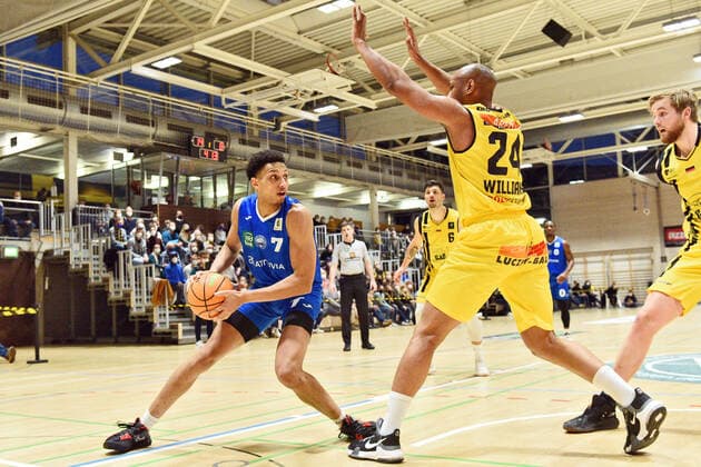 Matthew Moyer (PS Karlsruhe Lions 7) gegen Jonathon Williams (VfL Kirchheim Knights 24) VfL Kirchheim Knights vs. PS Karlsruhe Lions Basketball, Maenner, Barmer, 2.Basketball Bundesliga, ProA Hauptrunde , 20.Spieltag, 16.01.2022 Foto:Eibner Tobias Baur VfL Kirchheim Knights vs. PS Karlsruhe Lions Basketball, Barmer, 2. Basketball Bundesliga, 2.BBL, Liga Pro A, 20.Spieltag, 16.01.2022 Kirchheim Teck Copyright: xEibner-Pressefotox EP_TBR