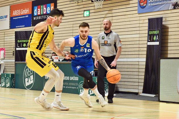 Sport Themen der Woche KW02 Sport Bilder des Tages Ferdinand Zylka (PS Karlsruhe Lions 10) gegen Luka Kamber (VfL Kirchheim Knights 6) VfL Kirchheim Knights vs. PS Karlsruhe Lions Basketball, Maenner, Barmer, 2.Basketball Bundesliga, ProA Hauptrunde , 20.Spieltag, 16.01.2022 Foto:Eibner Tobias Baur VfL Kirchheim Knights vs. PS Karlsruhe Lions Basketball, Barmer, 2. Basketball Bundesliga, 2.BBL, Liga Pro A, 20.Spieltag, 16.01.2022 Kirchheim Teck Copyright: xEibner-Pressefotox EP_TBR
