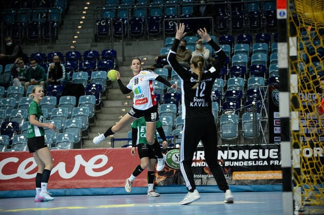 Bilder des Jahres 2022, Sport 01 Januar Sport Themen der Woche KW02 Sport Bilder des Tages Marija Gudelj (98 SV Union Halle-Neustadt) gegen Nele Reese (12 VfL Oldenburg) bei der Partie VfL Oldenburg vs SV Union Halle-Neustadt. Handball, Bundesliga Frauen, Saison 2021 2022, 12. Spieltag, 16.01.2022. Copyright: xErikxHillmer EIBNERx EP_EHR VfL Oldenburg vs SV Union Halle-Neustadt. Handball, Bundesliga Frauen, Saison 2021 2022, 12. Spieltag, 16.01.2022 Oldenburg *** Marija Gudelj 98 SV Union Halle Neustadt vs Nele Reese 12 VfL Oldenburg during the match VfL Oldenburg vs SV Union Halle Neustadt Handball, Bundesliga Frauen, Saison 2021 2022, 12 Spieltag, 16 01 2022 Copyright xErikxHillmer EIBNERx EP EHR VfL Oldenburg vs SV Union Halle Neustadt Handball, Bundesliga Frauen, Saison 2021 2022, 12 Spieltag, 16 01 2022 Oldenburg Copyright: xErikxHillmer EIBNERx EP_EHR