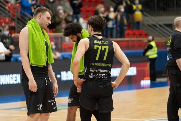 TEAM Ehingen verliert das Spiel gegen Phoenix Hagen, enttaeuschte Spieler, Jakob Hanzalek (TEAM Ehingen Urspring, 77), Phoenix Hagen vs. TEAM Ehingen Urspring, BARMER 2. Basketball Bundesliga, 20. Spieltag, Saison 2021 2022, 15.01.2022 Phoenix Hagen vs. TEAM Ehingen Urspring, BARMER 2. Basketball Bundesliga, 20. Spieltag, Saison 2021 2022, 15.01.2022 Hagen Copyright: xFabianxFriesex xEibner-Pressefotx EP_FFE