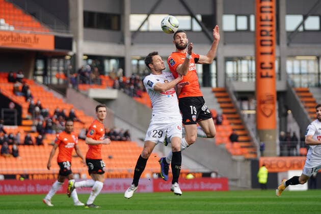 Manceau Vincent (Angers) - Leo PETROT (FC Lorient) FOOTBALL : Lorient vs Angers - Ligue 1 - 16 01 2022 Pano92 Panoramic 