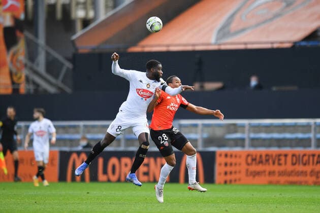 Ismael Traore (Angers) - Lauriente Armand (FC Lorient) FOOTBALL : Lorient vs Angers - Ligue 1 - 16 01 2022 Pano92 Panoramic 