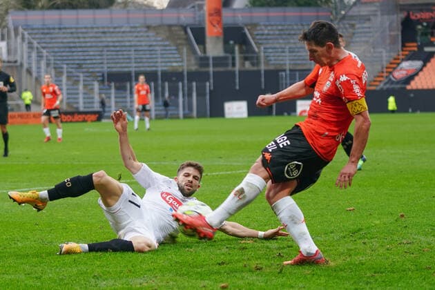 Jimmy CABOT (Angers) - Abergel Laurent (FC Lorient) FOOTBALL : Lorient vs Angers - Ligue 1 - 16 01 2022 Pano92 Panoramic 