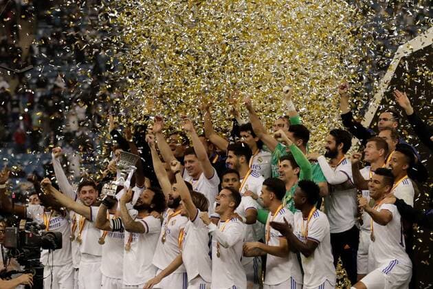Bilder des Jahres 2022, Sport 01 Januar Sport Themen der Woche KW02 Sport Bilder des Tages Real Madrid s players celebrate with the trophy after winning Athletic Club in their Spanish SuperCup final match at King Fahd Stadium stadium in Riyadh, Saudi Arabia, 16 January 2022. Athletic Club de Bilbao - Real Madrid CF !ACHTUNG: NUR REDAKTIONELLE NUTZUNG!  Copyright: xJulioxMunozx GRAF956 20220116-de0bbfbcfdf4b9f725b2b50bf3e4b101d751c742