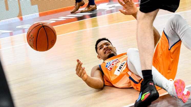 GER, BBL, ratiopharm ulm vs medi Bayreuth 16.01.2022, ratiopharm arena, Neu-Ulm, GER, BBL, ratiopharm ulm vs medi Bayreuth, im Bild Karim Jallow (Ulm, 35)