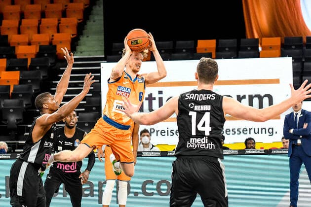 GER, BBL, ratiopharm ulm vs medi Bayreuth 16.01.2022, ratiopharm arena, Neu-Ulm, GER, BBL, ratiopharm ulm vs medi Bayreuth, im Bild Per Günther Guenther (Ulm, 6) ist von Cameron Wells (Bayreuth, 22), Sacar Anim (Bayreuth, 2) und Moritz Sanders (Bayreuth, 14) nicht zu stoppen