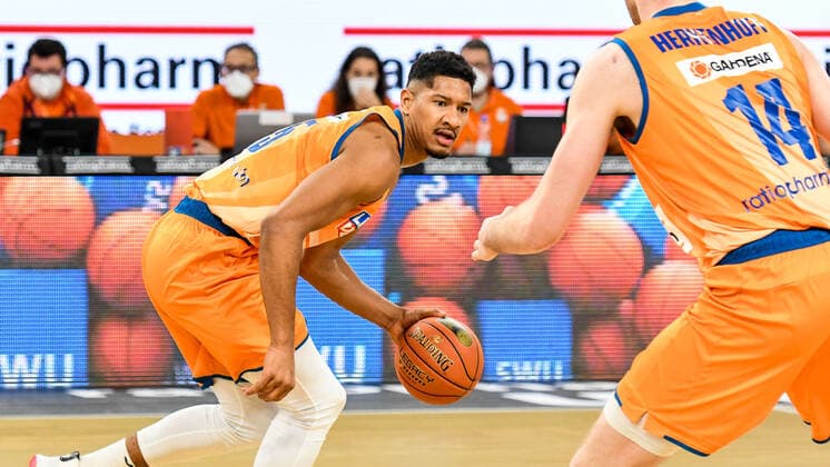 GER, BBL, ratiopharm ulm vs medi Bayreuth 16.01.2022, ratiopharm arena, Neu-Ulm, GER, BBL, ratiopharm ulm vs medi Bayreuth, im Bild Karim Jallow (Ulm, 35)