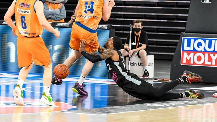 GER, BBL, ratiopharm ulm vs medi Bayreuth 16.01.2022, ratiopharm arena, Neu-Ulm, GER, BBL, ratiopharm ulm vs medi Bayreuth, im Bild Sacar Anim (Bayreuth, 2) rutscht aus und verliert den Ball, Per Günther Guenther (Ulm, 6), Philipp Herkenhoff (Ulm, 14)