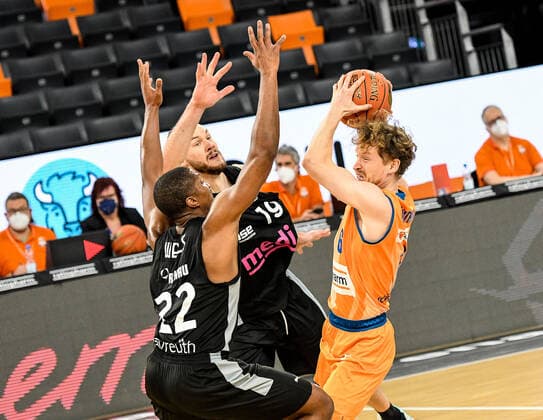 GER, BBL, ratiopharm ulm vs medi Bayreuth 16.01.2022, ratiopharm arena, Neu-Ulm, GER, BBL, ratiopharm ulm vs medi Bayreuth, im Bild Cameron Wells (Bayreuth, 22) und Martynas Sajus (Bayreuth, 19) versuchen Per Günther Guenther (Ulm, 6) aufzuhalten