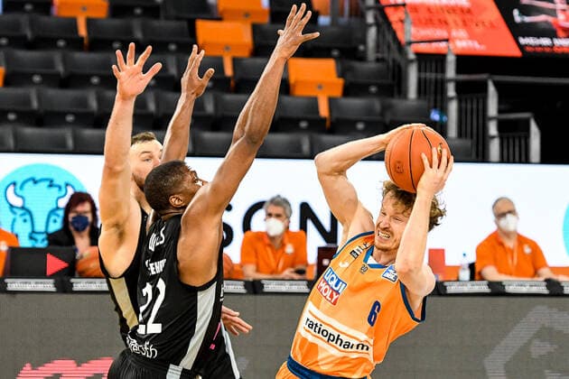 GER, BBL, ratiopharm ulm vs medi Bayreuth 16.01.2022, ratiopharm arena, Neu-Ulm, GER, BBL, ratiopharm ulm vs medi Bayreuth, im Bild Cameron Wells (Bayreuth, 22) und Martynas Sajus (Bayreuth, 19) versuchen Per Günther Guenther (Ulm, 6) aufzuhalten