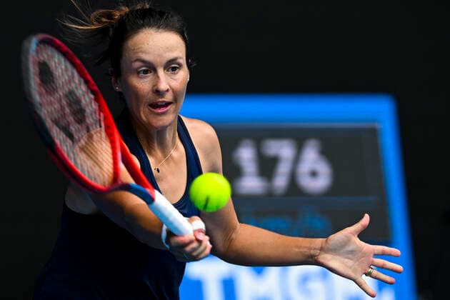 TENNIS AUSTRALIAN OPEN, Tatjana Maria of Germany plays a shot during her first Round Women s singles match match against Maria Sakkari of Greece on Day 1 of the Australian Open, at Melbourne Park, in Melbourne, Monday, January 17, 2022. ( NO ARCHIVING, EDITORIAL USE ONLY, NO USE IN BOOKS WITHOUT CONSENT MELBOURNE VIC AUSTRALIA  Copyright: xDAVExHUNTx 20220117001614083295