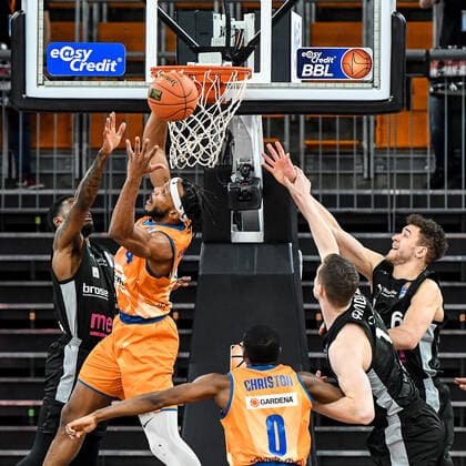 GER, BBL, ratiopharm ulm vs medi Bayreuth 16.01.2022, ratiopharm arena, Neu-Ulm, GER, BBL, ratiopharm ulm vs medi Bayreuth, im Bild Jaron Blossomgame (Ulm, 4) gewinnt den Rebound gegen Sacar Anim (Bayreuth, 2), Semaj Christon (Ulm, 0), Moritz Sanders (Bayreuth, 14), Kevin Wohlrath (Bayreuth, 6)