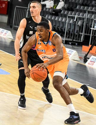 GER, BBL, ratiopharm ulm vs medi Bayreuth 16.01.2022, ratiopharm arena, Neu-Ulm, GER, BBL, ratiopharm ulm vs medi Bayreuth, im Bild Philip Jalalpoor (Bayreuth, 7), Semaj Christon (Ulm, 0)