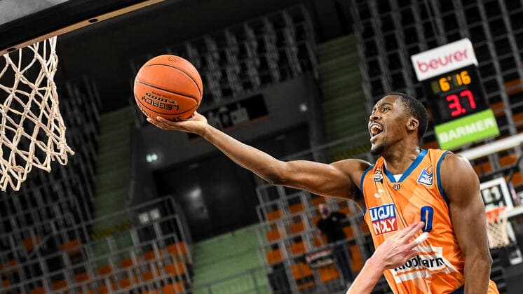 Sport Bilder des Tages GER, BBL, ratiopharm ulm vs medi Bayreuth 16.01.2022, ratiopharm arena, Neu-Ulm, GER, BBL, ratiopharm ulm vs medi Bayreuth, im Bild Semaj Christon (Ulm, 0) geht zum Korb