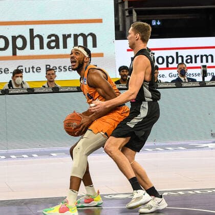 GER, BBL, ratiopharm ulm vs medi Bayreuth 16.01.2022, ratiopharm arena, Neu-Ulm, GER, BBL, ratiopharm ulm vs medi Bayreuth, im Bild Jaron Blossomgame (Ulm, 4), Janari Joesaar (Bayreuth, 21)