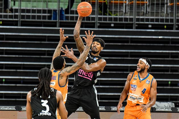 GER, BBL, ratiopharm ulm vs medi Bayreuth 16.01.2022, ratiopharm arena, Neu-Ulm, GER, BBL, ratiopharm ulm vs medi Bayreuth, im Bild Marcus Thornton (Bayreuth, 3), Sindarius Thornwell (Ulm, 7), Terry Allen (Bayreuth, 15) setzt sich energisch durch, Jaron Blossomgame (Ulm, 4)