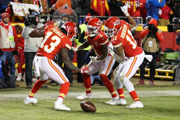 Bilder des Jahres 2022, Sport 01 Januar Sport Themen der Woche KW02 Sport Bilder des Tages KANSAS CITY, MO - JANUARY 16: Kansas City Chiefs Byron Pringle (13), Demarcus Robinson (11) and Jerick McKinnon (1) celebrate Pringle™s 2-yard touchdown reception from Travis Kelce (87) in the fourth quarter of an AFC wild card playoff game between the Pittsburgh Steelers and Kansas City Chiefs on Jan 16, 2022 at GEHA Field at Arrowhead Stadium in Kansas City, MO. (Photo by Scott Winters Icon Sportswire) NFL, American Football Herren, USA JAN 16 AFC Wild Card - Steelers at Chiefs Icon2201160398