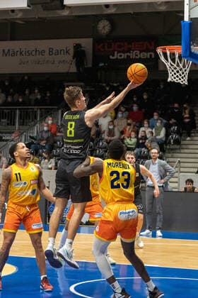 Jonathan Diederich (TEAM Ehingen Urspring, 08) steigt auf zum Korb von Phoenix Hagen, Melkisedek Moreaux (Phoenix Hagen, 23) versucht zu verteidigen, Phoenix Hagen vs. TEAM Ehingen Urspring, BARMER 2. Basketball Bundesliga, 20. Spieltag, Saison 2021 2022, 15.01.2022 Phoenix Hagen vs. TEAM Ehingen Urspring, BARMER 2. Basketball Bundesliga, 20. Spieltag, Saison 2021 2022, 15.01.2022 Hagen Copyright: xFabianxFriesex xEibner-Pressefotx EP_FFE