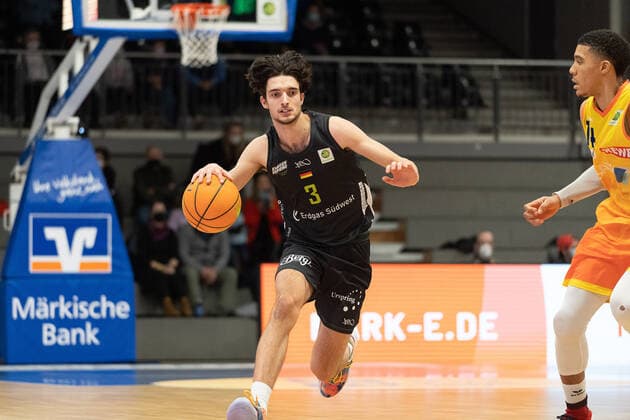 Tim Martinez (TEAM Ehingen Urspring, 03) greift an, verteidigt, Phoenix Hagen vs. TEAM Ehingen Urspring, BARMER 2. Basketball Bundesliga, 20. Spieltag, Saison 2021 2022, 15.01.2022 Phoenix Hagen vs. TEAM Ehingen Urspring, BARMER 2. Basketball Bundesliga, 20. Spieltag, Saison 2021 2022, 15.01.2022 Hagen Copyright: xFabianxFriesex xEibner-Pressefotx EP_FFE