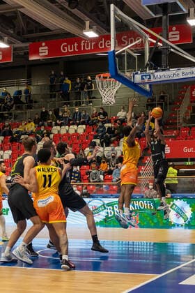 Tyler Cheese (TEAM Ehingen Urspring, 04) wirft auf den Korb von Phoenix Hagen, Phoenix Hagen vs. TEAM Ehingen Urspring, BARMER 2. Basketball Bundesliga, 20. Spieltag, Saison 2021 2022, 15.01.2022 Phoenix Hagen vs. TEAM Ehingen Urspring, BARMER 2. Basketball Bundesliga, 20. Spieltag, Saison 2021 2022, 15.01.2022 Hagen Copyright: xFabianxFriesex xEibner-Pressefotx EP_FFE