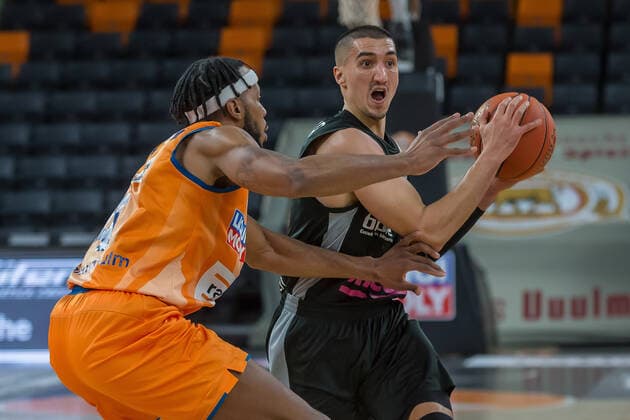 16.01.22, Neu Ulm, Deutschland, ratiopharm Arena, ratiopharm ulm vs. medi Bayreuth - Basketball Bundesliga, Jaron Blossomgame (ratiopharm ulm) und Philip Jalalpoor (medi Bayreuth) im Zweikampf (Foto H. Langer) Neu Ulm ratiopharm Arena Bayern Deutschland