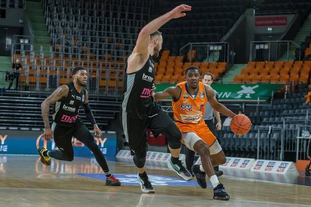 16.01.22, Neu Ulm, Deutschland, ratiopharm Arena, ratiopharm ulm vs. medi Bayreuth - Basketball Bundesliga, Sacar Anim (medi Bayreuth), Martynas Sajus (medi Bayreuth) und Semaj Christon (ratiopharm ulm) im Zweikampf (Foto H. Langer) Neu Ulm ratiopharm Arena Bayern Deutschland